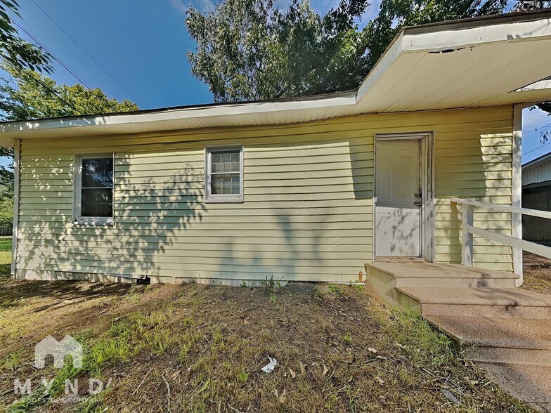 Building Photo - 404 N Kenwood Rd