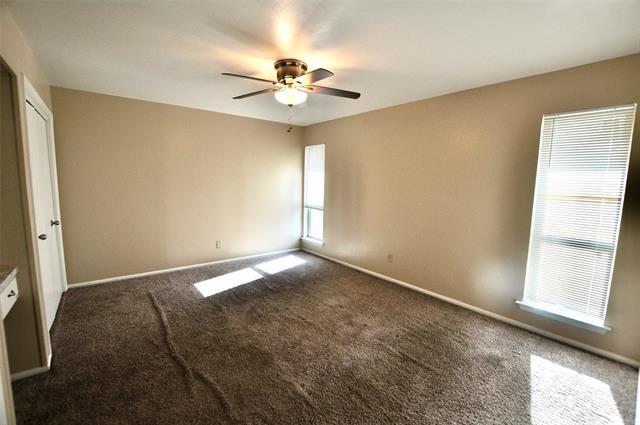 Building Photo - 202 E Oak St