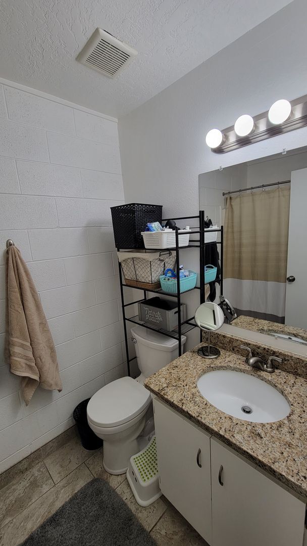 Building Photo - Studio Apartment with Granite Countertops