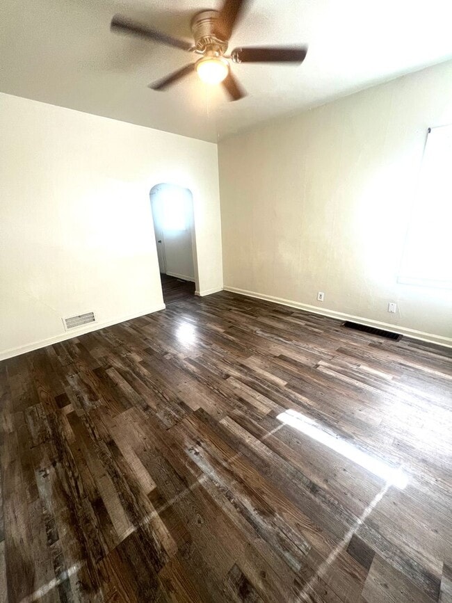 Building Photo - 424 N 13th Ave