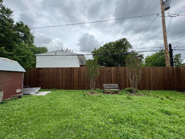 Building Photo - 2318 Fenwick Dr