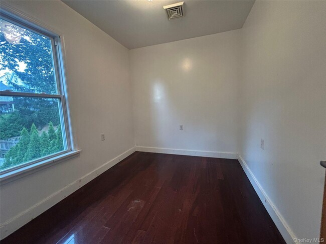 Building Photo - 127 E Chester St