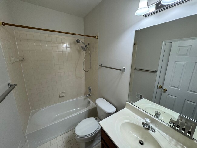 Building Photo - Fantastic 3 Bed 2.5 Bath Brick Townhome In...