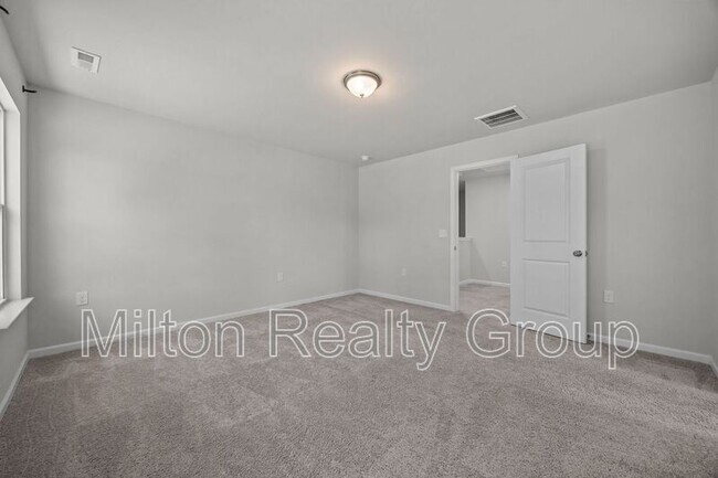Building Photo - 200 Beacon Hl Rd