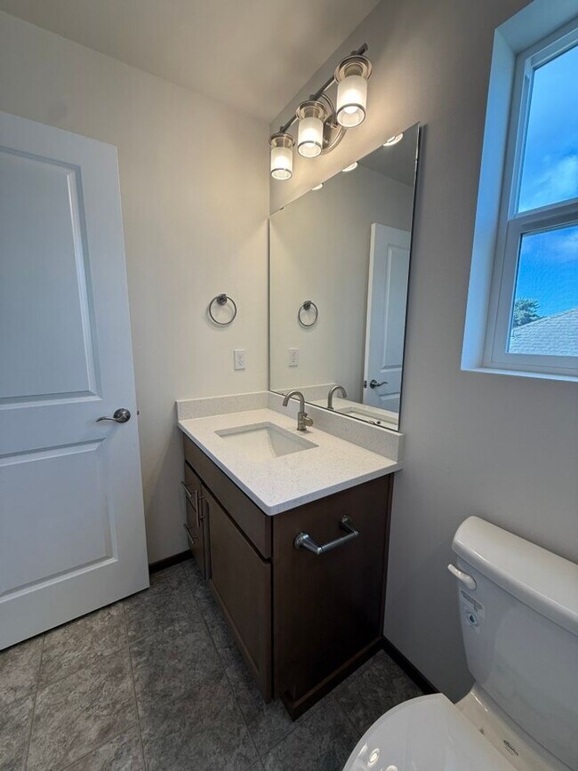 Building Photo - 3Bd/2.5Ba Everett Condo