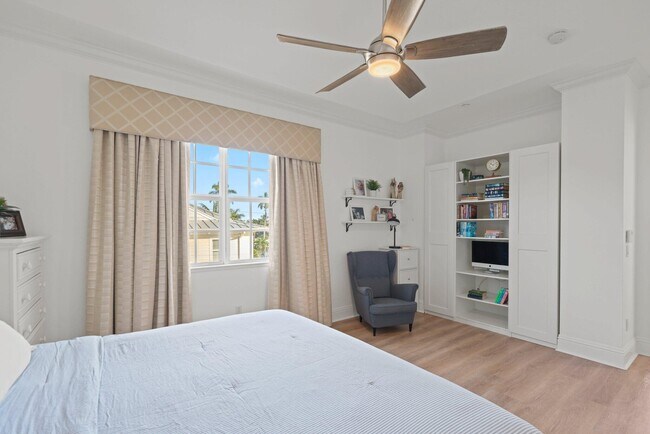 Building Photo - 285 SE 6th Ave