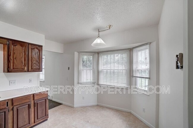 Building Photo - 1006 Ranch Dr