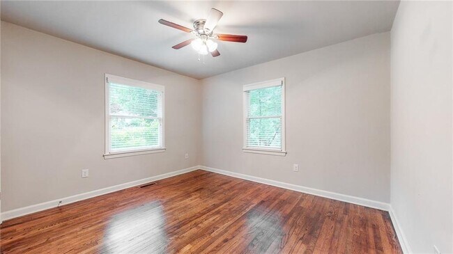 Building Photo - 2305 Vistamont Dr