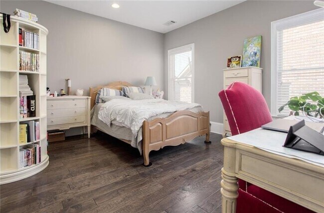 Building Photo - 4939 Kentwood Dr