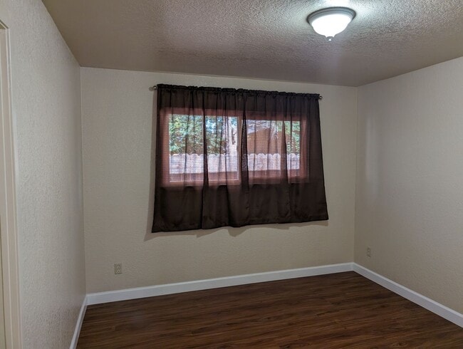 Building Photo - University Triplex