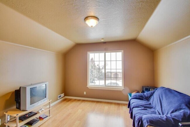 Building Photo - Cute 4 Bed 2.5 Bath home!