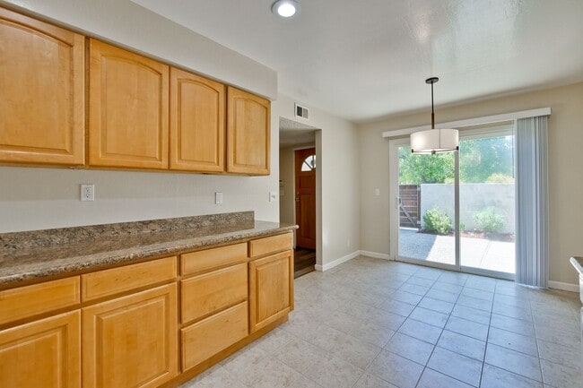 Building Photo - Reduced-Beautiful 3 bedroom 2 bath Single Family Home $4395