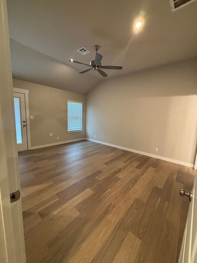 Building Photo - Beautiful New Duplex!
