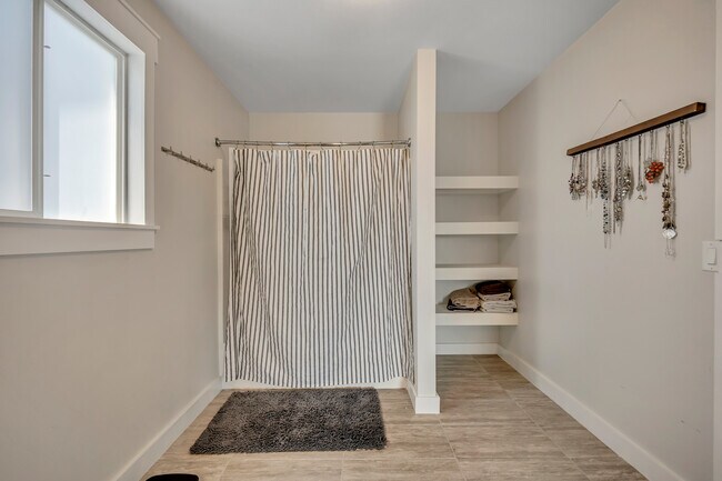 Building Photo - 6790 Greenfield Ln