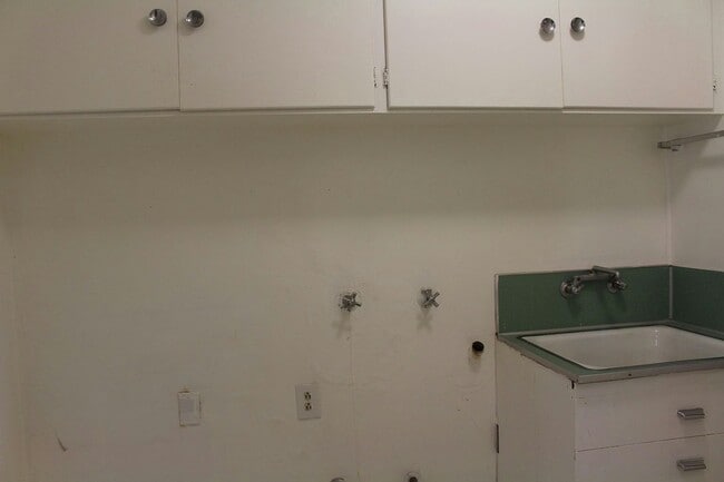 Building Photo - 1804 Duke Dr