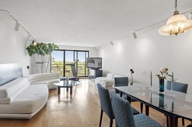 Building Photo - Alqiwz