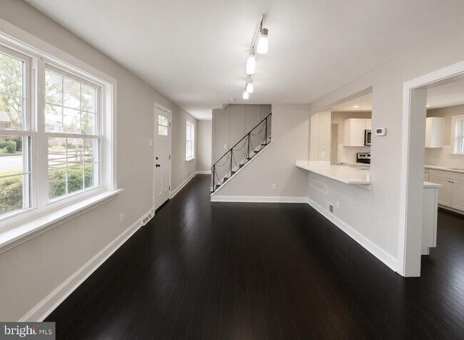 Building Photo - 256 W Beidler Rd