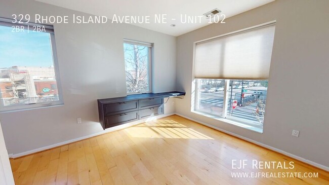 Building Photo - Newly Renovated Two Bedroom W/Floor to Cei...