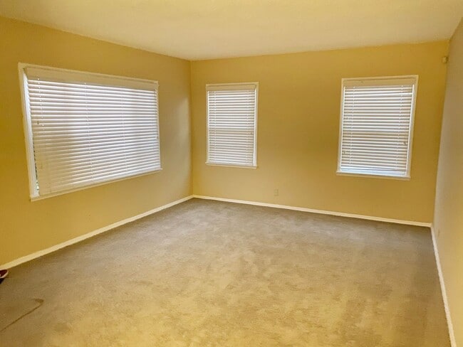 Building Photo - Nice Neighborhood North Long Beach 2 bd 1 ...