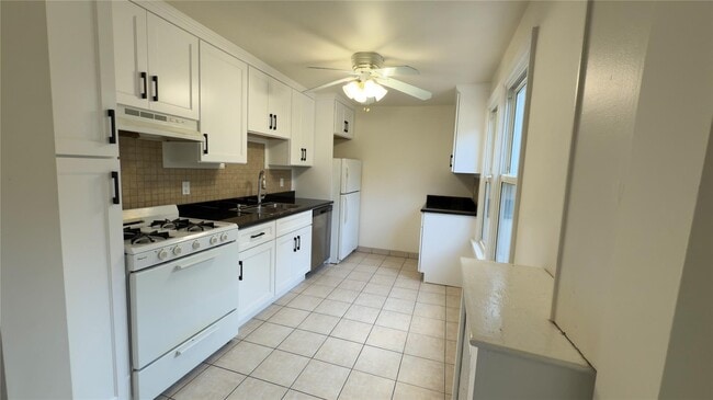 Building Photo - 130 Rockland Ave