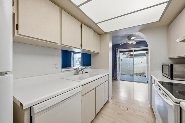 Building Photo - 754 E Eugie Ave