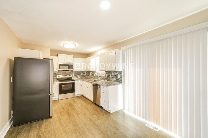 Building Photo - 13707 Bennington Ave