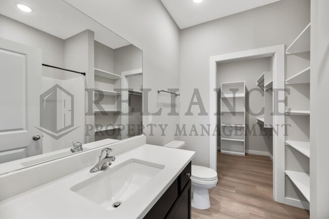 Building Photo - 5123 N Cypress St