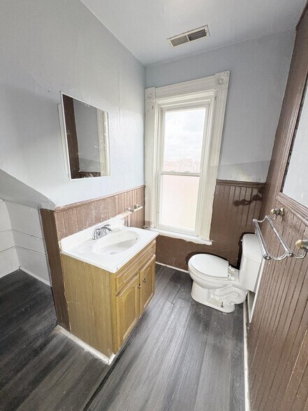 Building Photo - 833 N Michigan St