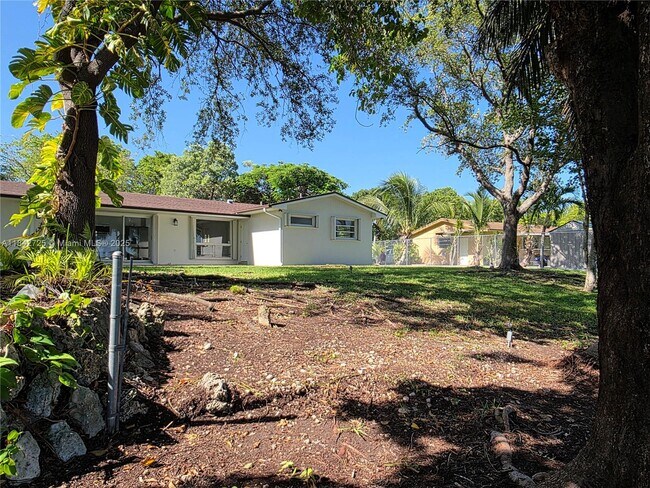 Building Photo - 13920 Kendale Lakes Blvd