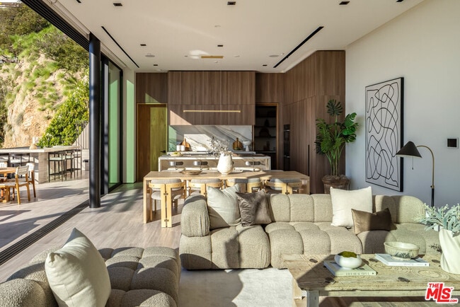 Building Photo - 8777 Hollywood Blvd