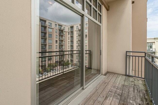 Building Photo - Stunning 2-bedroom, 2-bathroom condo locat...