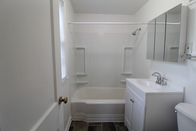 Building Photo - One Bedroom Duplex in North Kansas City