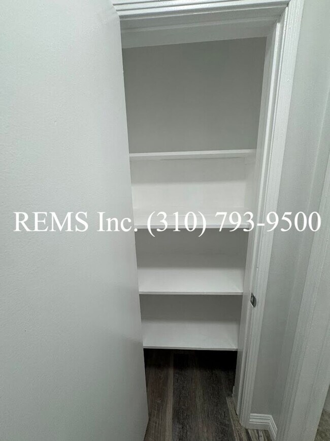 Building Photo - Remodeled 1 Bedroom Apartment in Hermosa B...