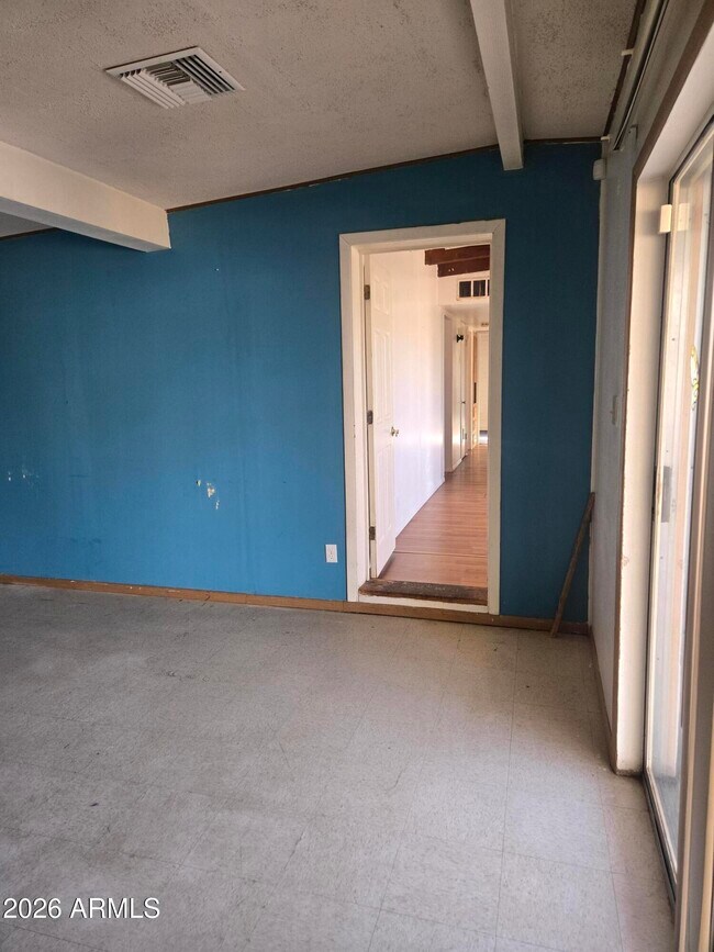 Building Photo - 302 3rd St