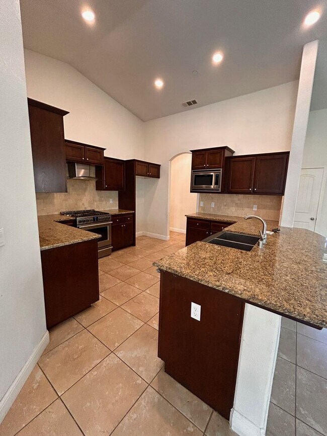 Building Photo - Beautiful home for rent in Visalia!