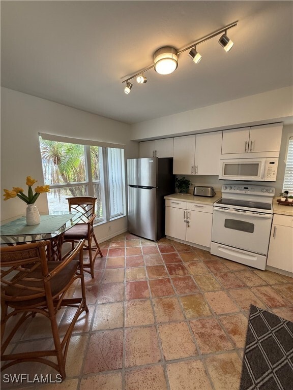 Building Photo - 15009 Cloverdale Dr