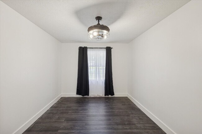 Building Photo - MOVE-IN READY! (Pet Friendly)