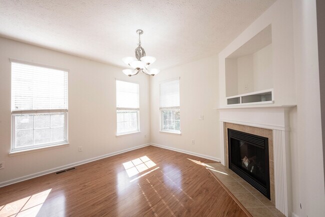 Building Photo - 9009 Mercer Dr