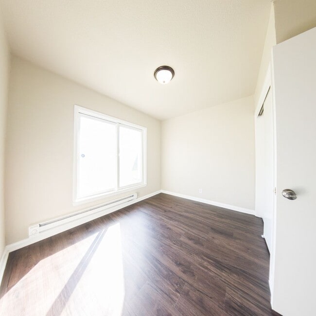 Building Photo - 3 Bedroom One Bathroom updated home