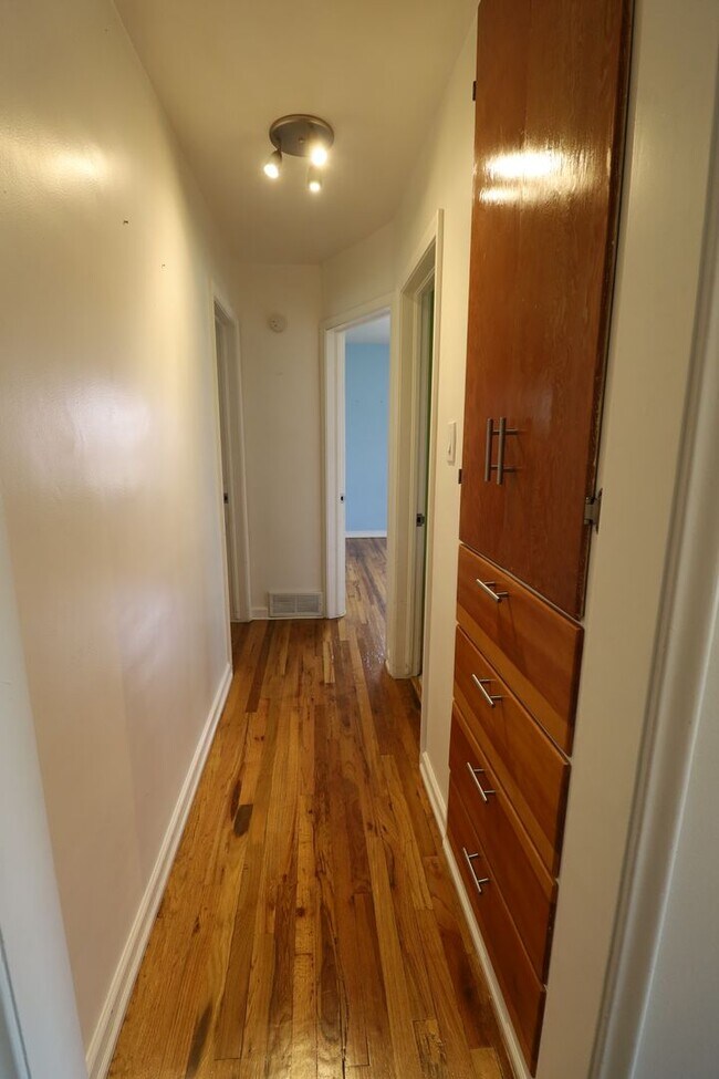 Building Photo - 360 N SF