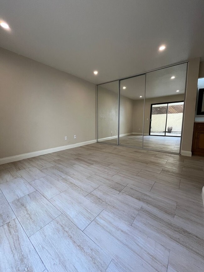 Building Photo - BEAUTIFULLY UPGRADED 1 STORY CONDO