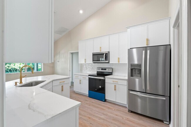 Building Photo - 24 Lakecliff Dr