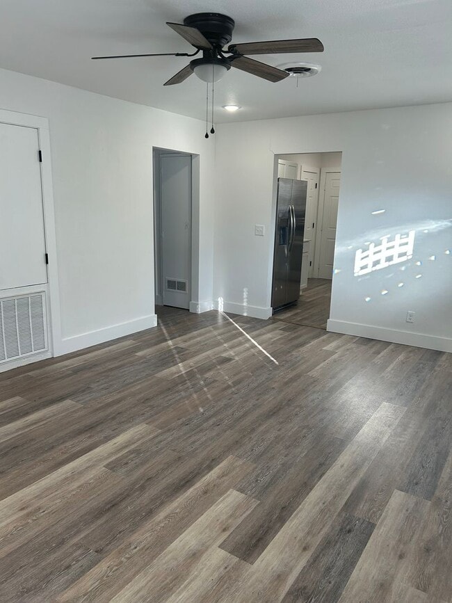 Building Photo - 4024 E Wagon Wheel Rd