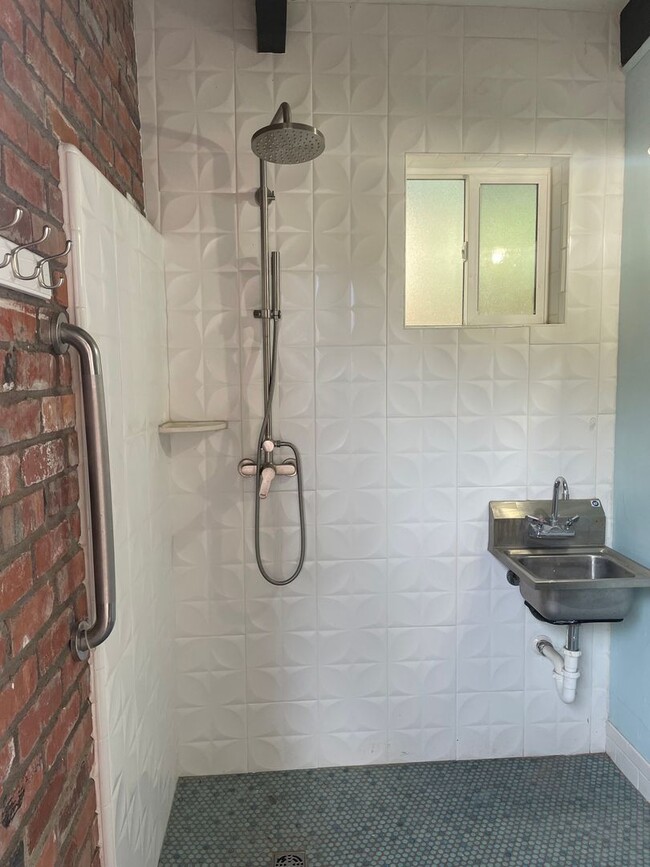 Building Photo - Beautiful Mid Century 3 Bedroom 3.5 Bathro...