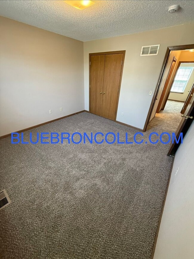 Building Photo - Spacious 4 bedroom unit with many features to love.