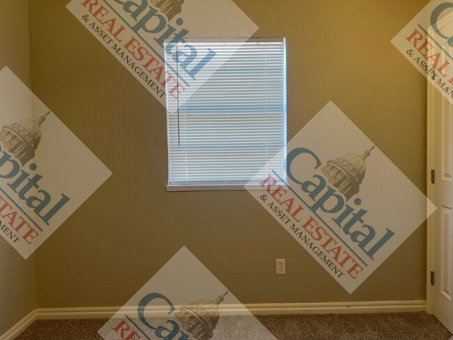 Building Photo - Charming 3 Bedroom