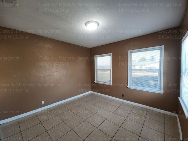 Building Photo - Charming 2 bedroom, 1 bathroom house near ...