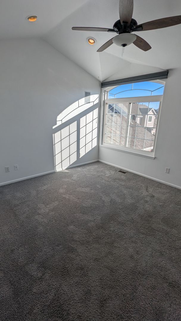 Building Photo - NICE 3 BDRM, 3 BATH, 2-CAR GARAGE + CLUBHO...