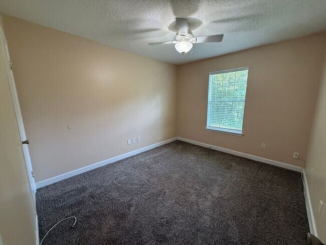 Building Photo - Pensacola - Ferry Pass - 2 bedroom, 1 bathroom - lawn care included
