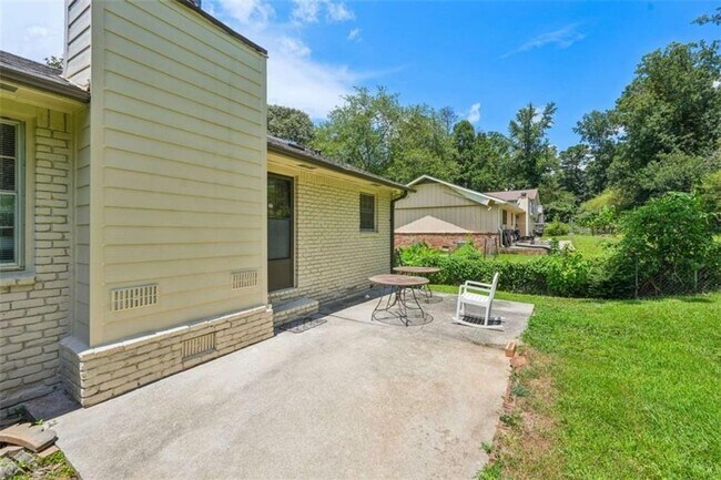 Building Photo - 498 Cole Dr SW